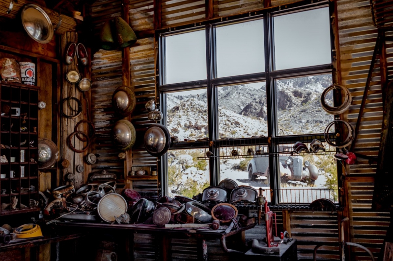 cordonnerie-LE BOURGUET-min_shop_window_part_junk_abandoned-138873